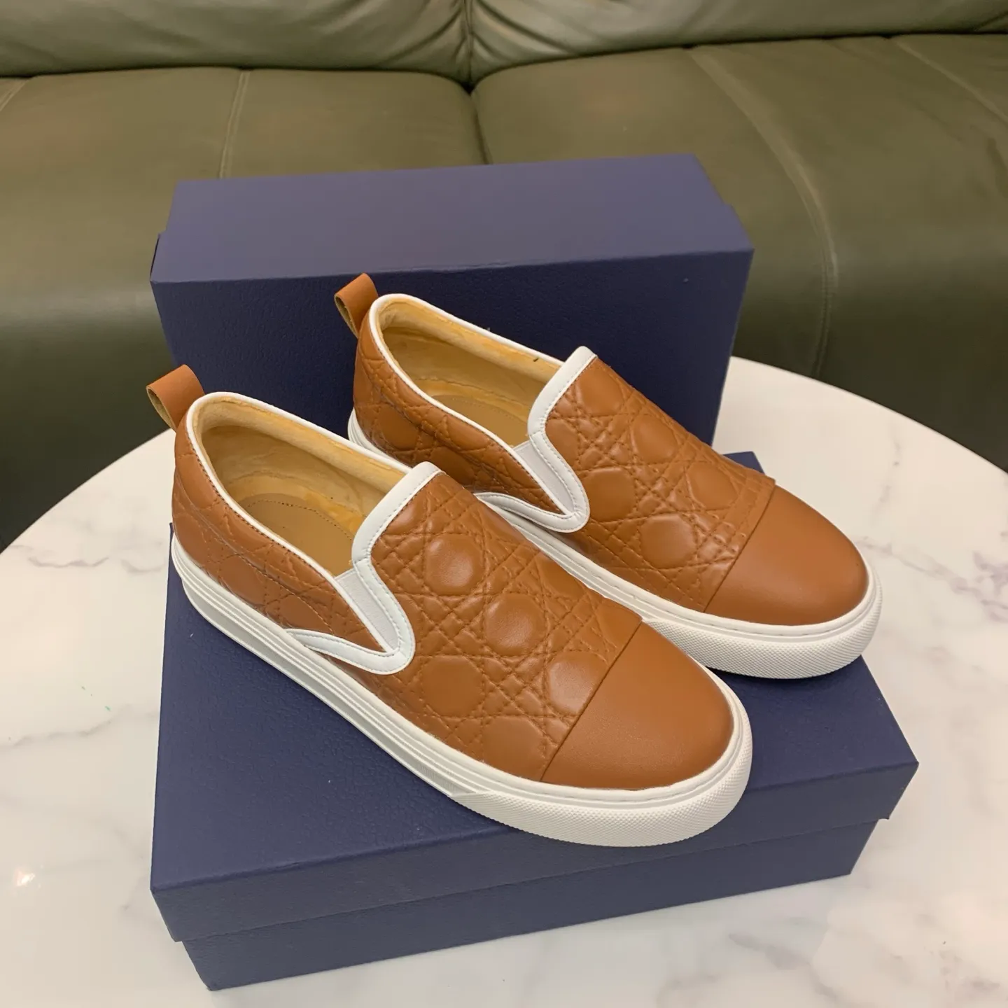 Men's men's shoes 💰400 [New style] 🧁🧁 Dior (velvet lining and leather lining are preferred when ordering) D's new product is on the market, full first-layer calfskin with embroidered classic diamond pattern D's craftsmanship, high-end and classy, ​​comfortable on the feet, versatile to wear, full of three-dimensional sense, available in 4 colors: black, coffee, gray and khaki, size: 39-44 (45 can be customized, cannot be returned)